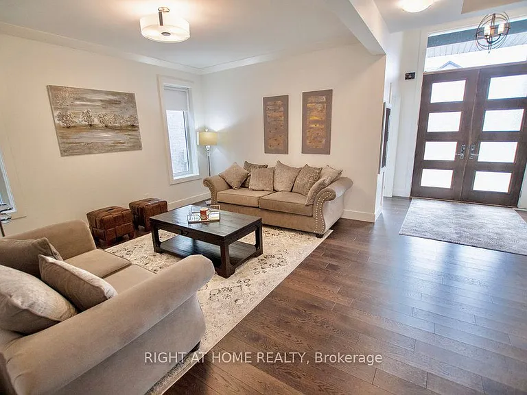 1345 Dyer Cres — Photo 4