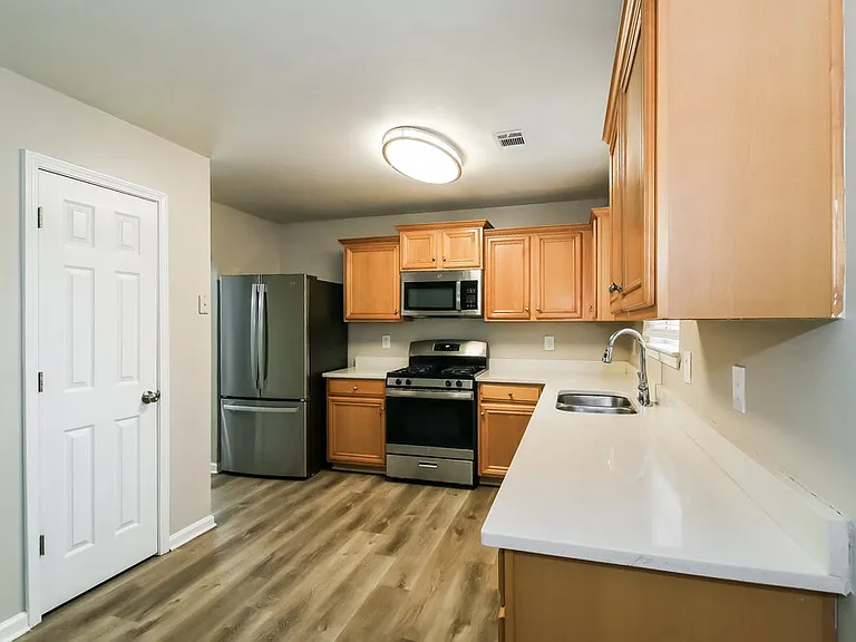 2436 Cornell Cir — Photo 9