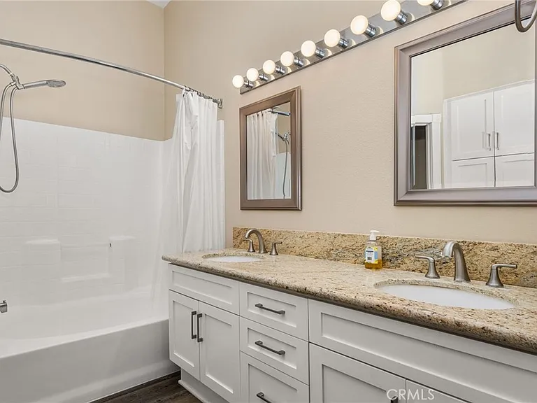 3441 E Berkshire Ct — Photo 33