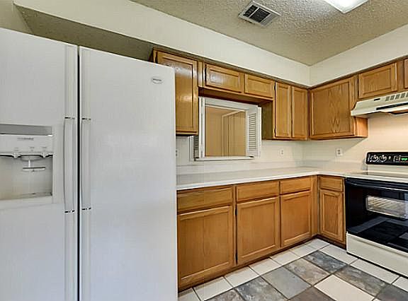 3rd image of 3218 Meadowood Dr