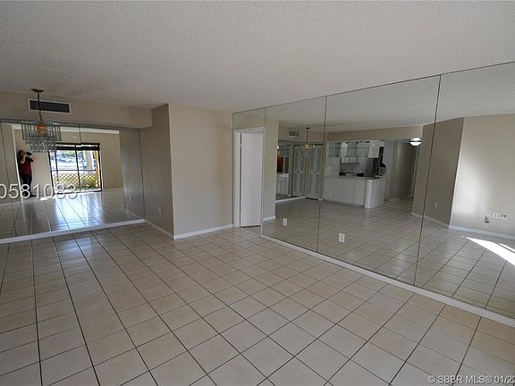 4th image of 20681 NE 4th Pl APT 105