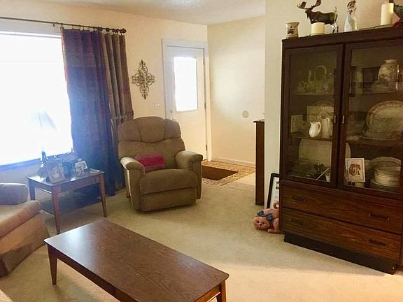 900 Strawberry Lane Living room Front Do