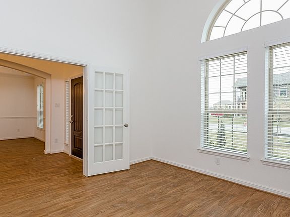 3rd image of 2321 Trocadero Ln