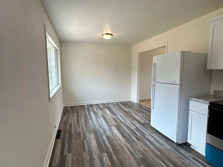 1755 Glendale Ave — Photo 4