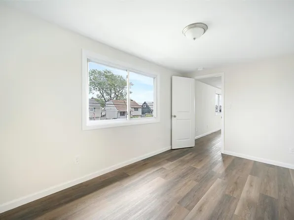 110 East Dr Floor 2, Copiague, NY 11726