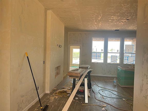 5th image of 2413 Creekview Trl