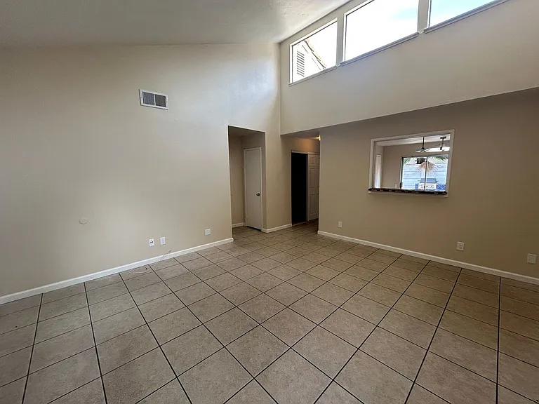 2104 Sharon Way — Photo 3