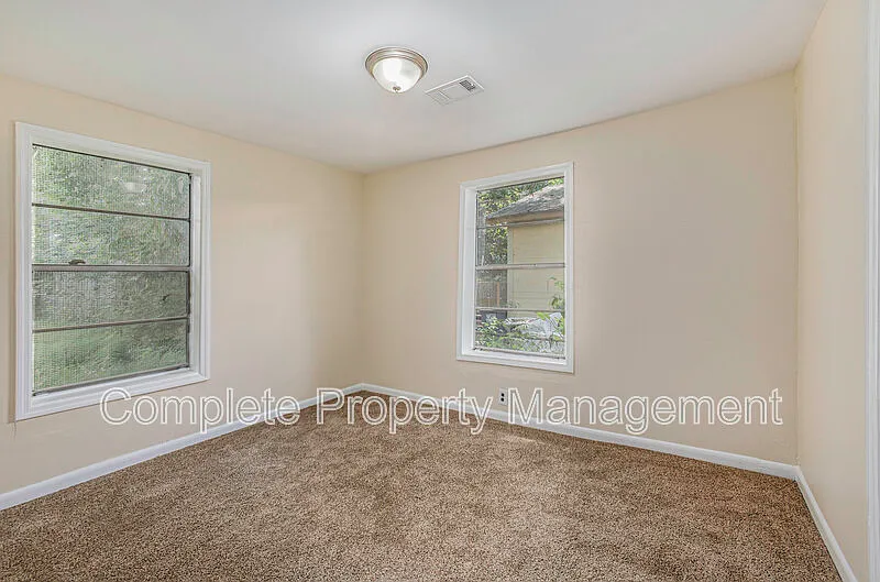 3 bed, 1.0 bath, 1418 sqft, $1,100 — Photo 4