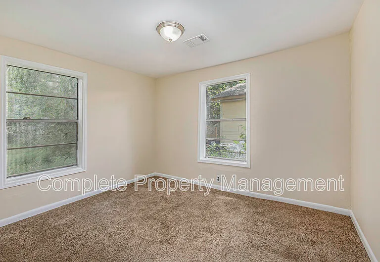 18 Center St — Photo 4