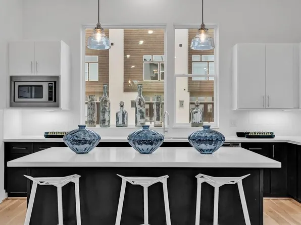 3 N Saint Charles St #C, Houston, TX 77003