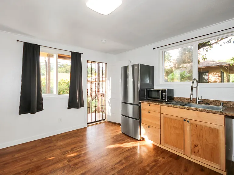2239 California Ave — Photo 4