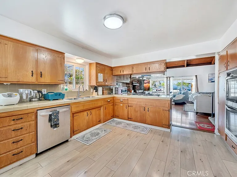 1345 S Jellick Ave — Photo 12