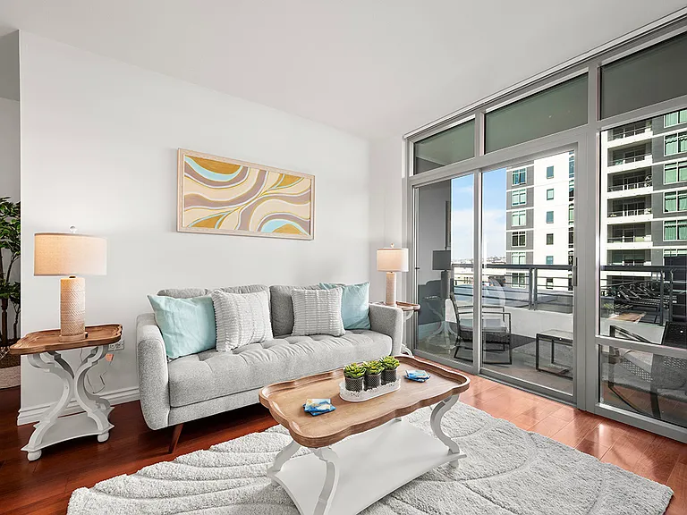 425 W Beech St #907 — Photo 1