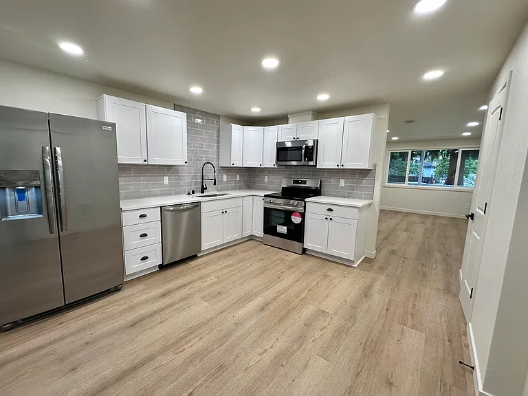 1016 W 23rd St — Photo 11