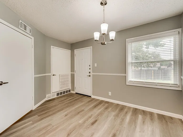 2402 Scotswood Dr — Photo 15