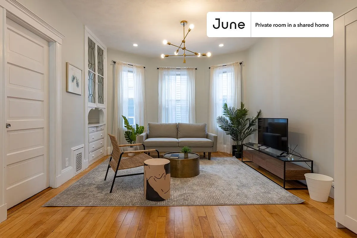 Queen bedroom in 4 bed/2 bath home in Savin Hill #330 C — Photo 3