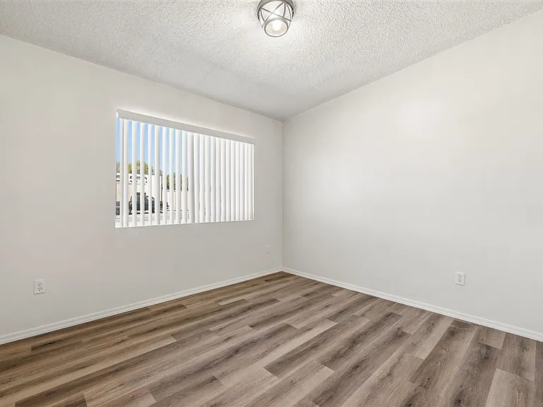 2103 N 10th Ave — Photo 12
