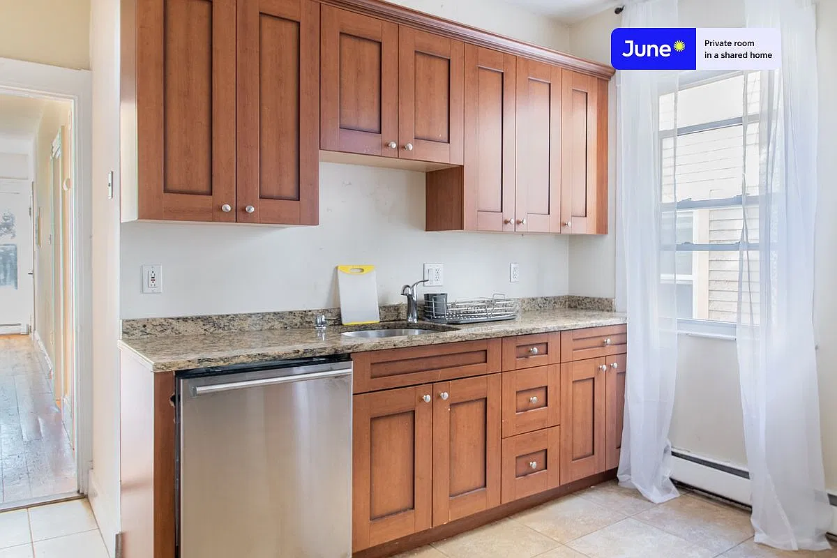 Full bedroom in 5 bed/1 bath home in Mission Hill #1068 B — Photo 3