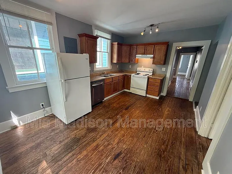 607 W 44th St #B — Photo 14