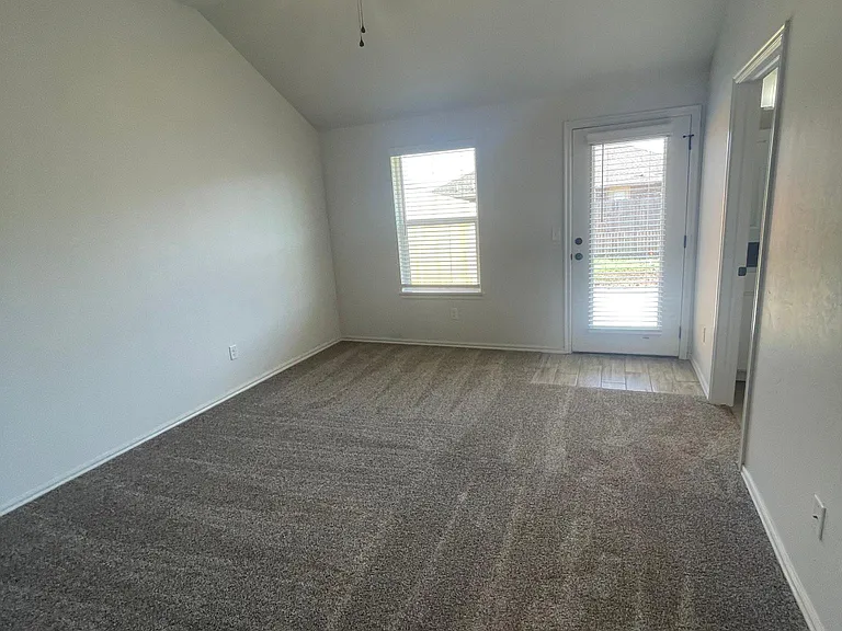 936 Chase Ln — Photo 5