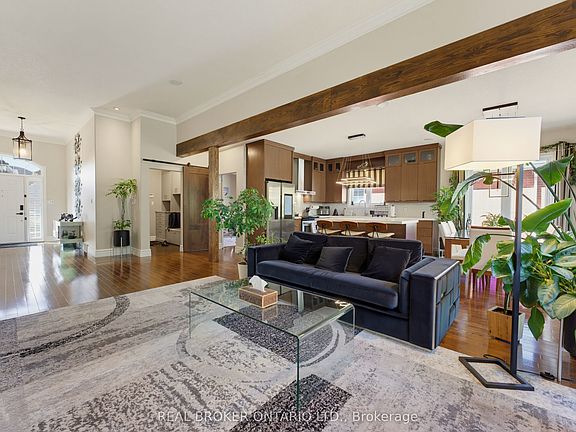 5th image of 70 Deer Ridge Cres