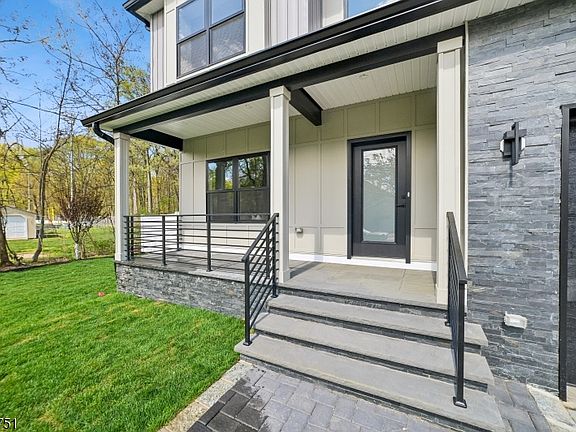 3rd image of 136 Irwin St