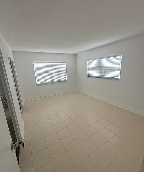 2555 NE 11th St #402 — Photo 13