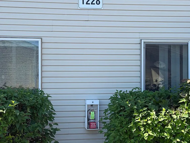 1228 S Juniper St — Photo 2