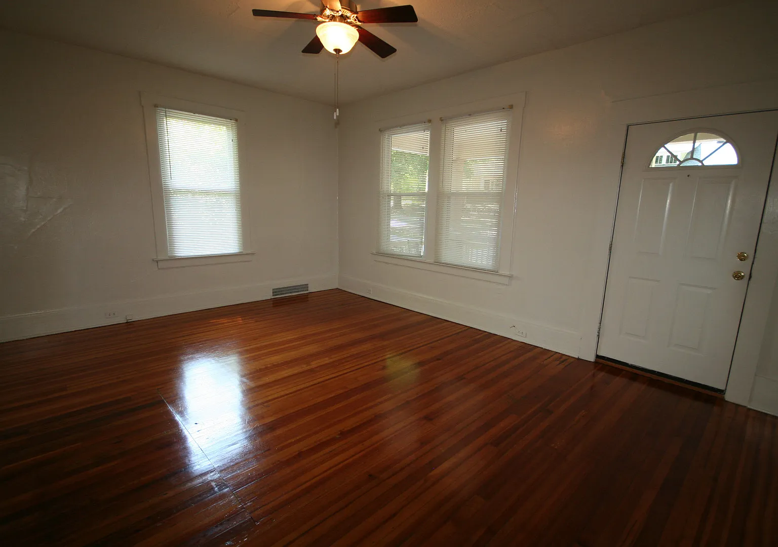 Spacious 2BR Duplex with All Appliances and Great Deck! Near Duke and Downtown! — Photo 2