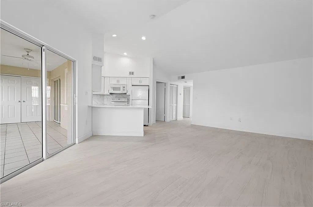 2 bed, 2.0 bath, 985 sqft, $2,200 — Photo 2
