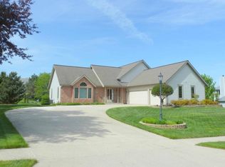 1112 Riverway Ct, Pewaukee, WI 53072