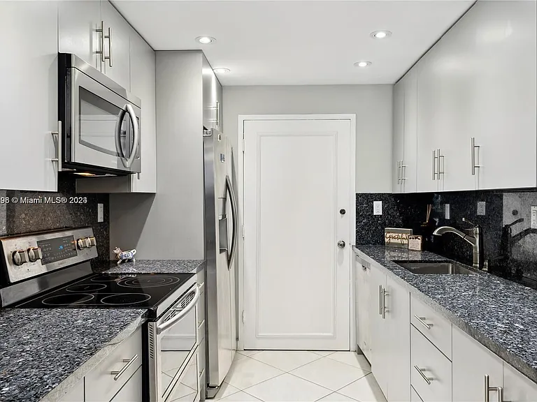 5401 Collins Ave #1123 — Photo 24