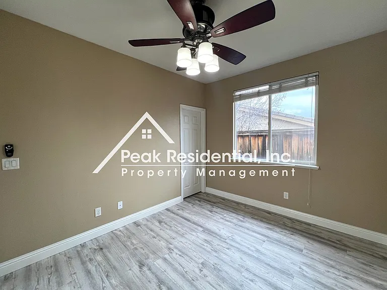 1933 Tyndrum Ln — Photo 17