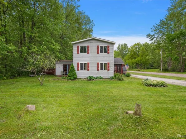 3915 Fruit St, Algonac, MI 48001