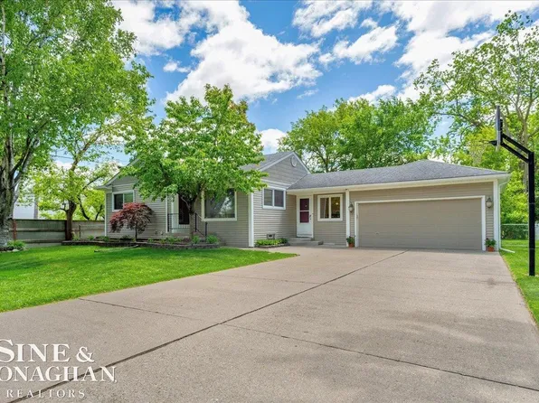 1076 Kelley St, Troy, MI 48083