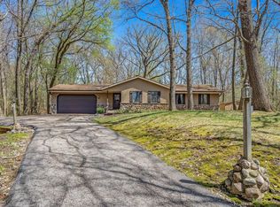 220 Glen Oak Ct, Delafield, WI 53018