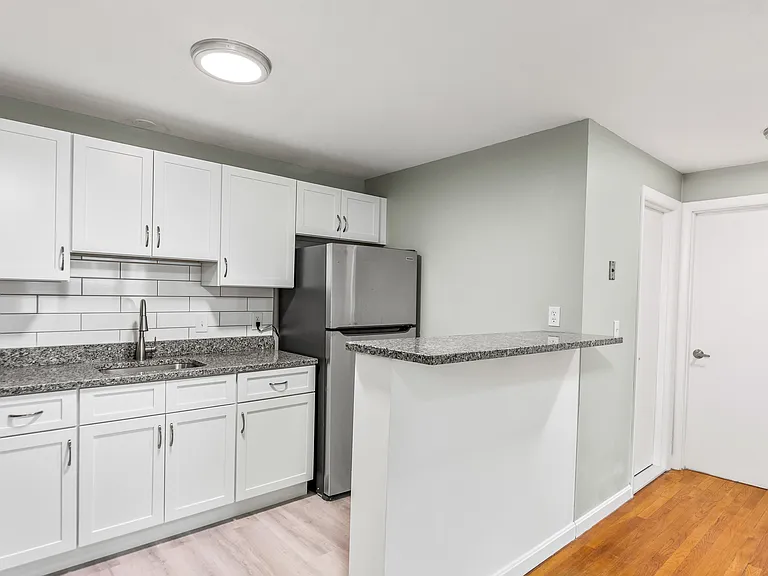 3 Elaine St #33 — Photo 5