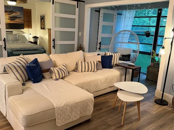 9719 Hammocks Blvd #J206, Miami, FL 33196