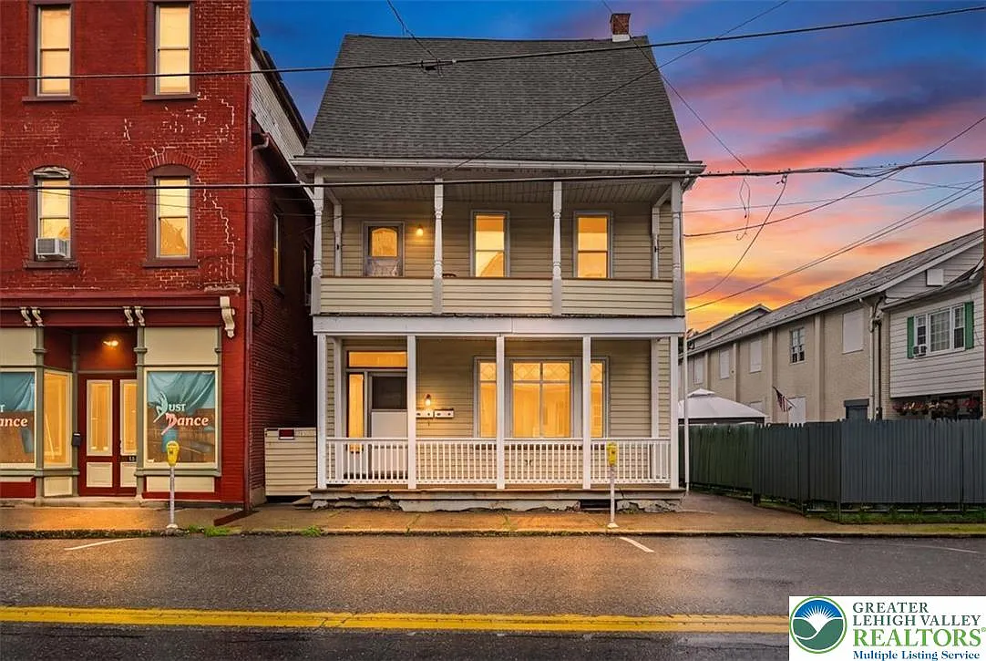 2 bed, 1.0 bath, 1038 sqft, $1,625 — Photo 1