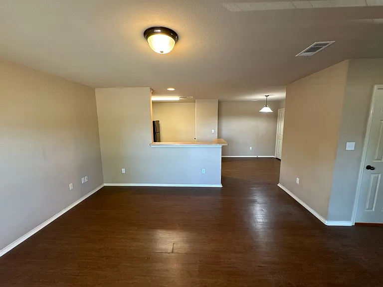 2725 Lovers Ln — Photo 17