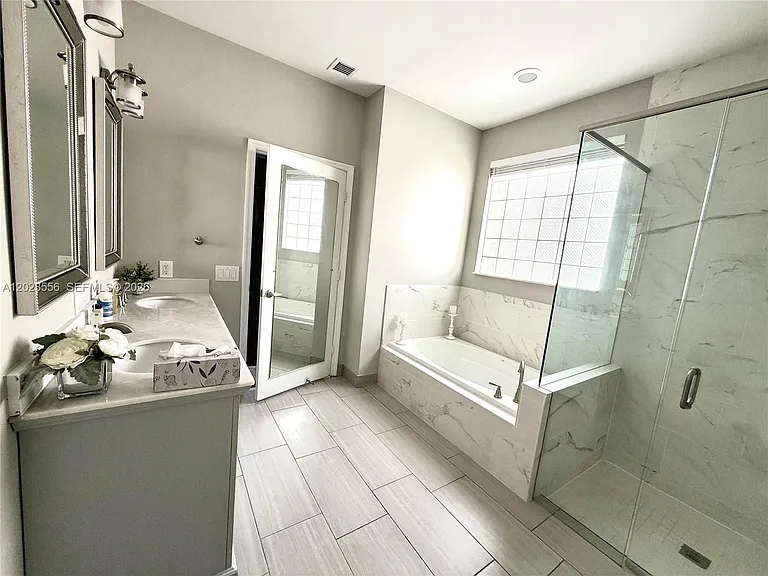 6534 NW 80th Dr — Photo 3