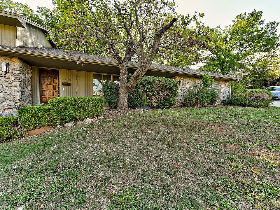 Front of property. This is a duplex. The 4104 unit has the room for rent. It is to the right.