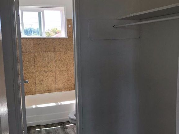 5th image of 2143 Franklin Ave APT 14