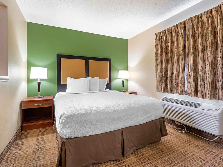 Deluxe Studio - 1 Queen Bed