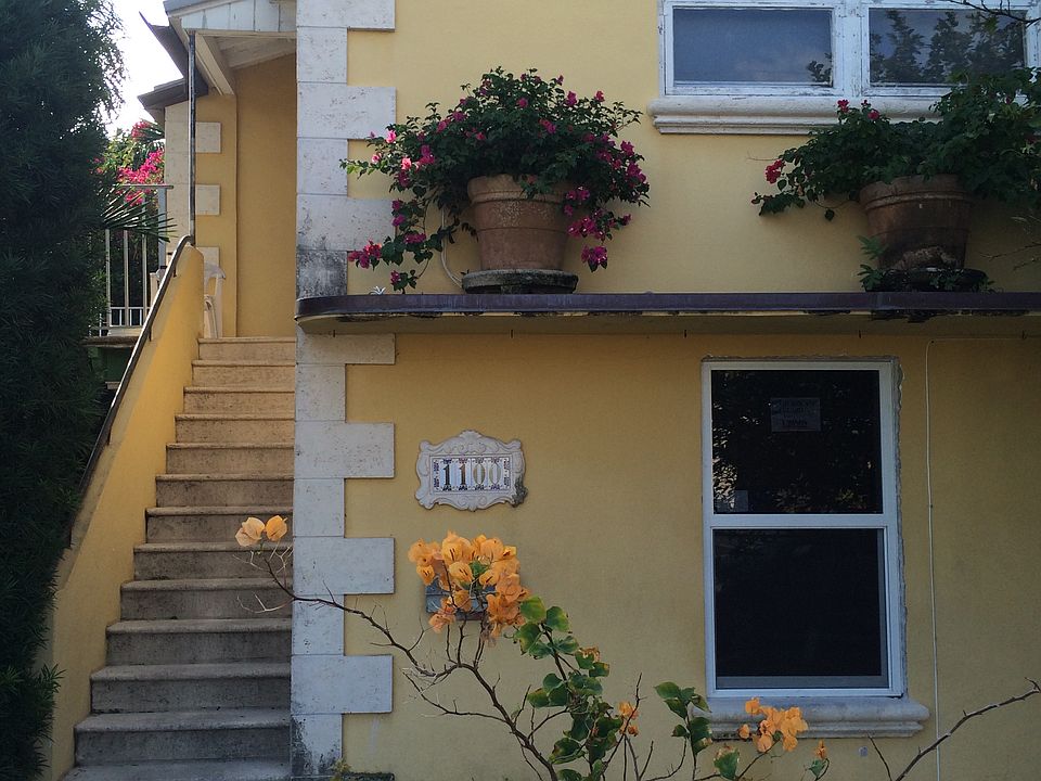 Renovated upstairs 2 bedroom