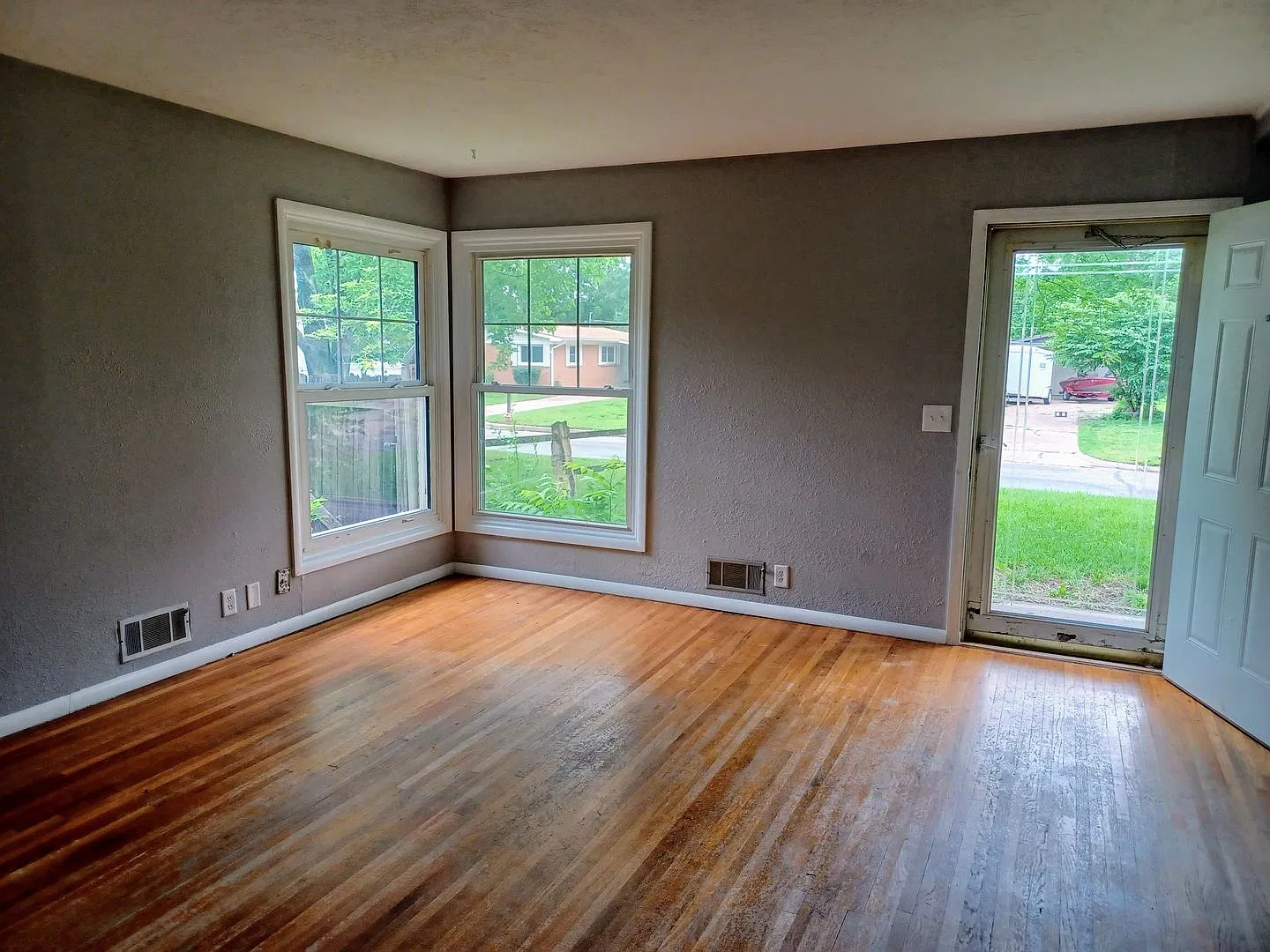 Spacious 4 bedroom, 1 1/2 bath home in Park City — Photo 2