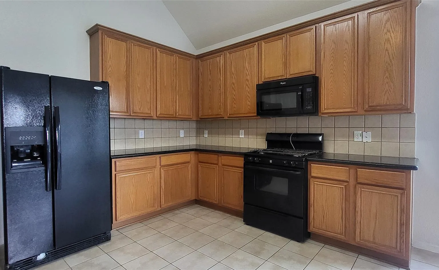 3 bed, 2.5 bath, 2303 sqft, $2,300 — Photo 4