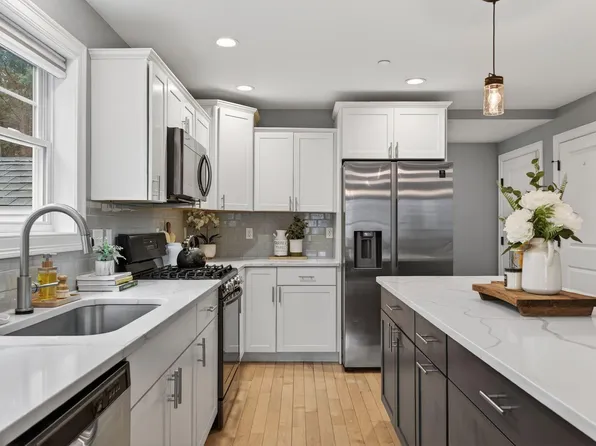 10 Newfield Road, Freeport, ME 04032