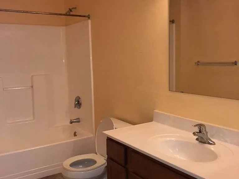 3 Bedroom 2 Bathroom Garden Apartment Blocks From Penn West — Photo 2