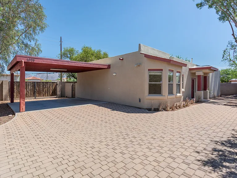 1029 E Blanton Dr — Photo 35